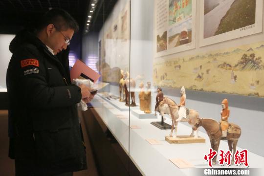 图为民众参观唐蕃古道七省区精品文物联展。　罗云鹏 摄
