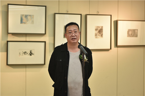 参展艺术家雨鶴开幕式致辞.jpg