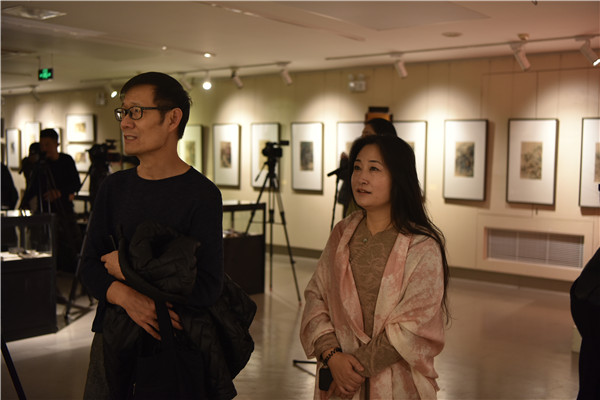 嘉宾观展.jpg