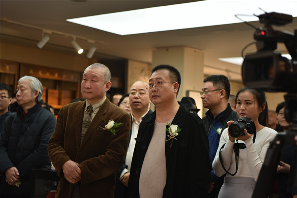 参展艺术家陪同嘉宾参观展览.jpg