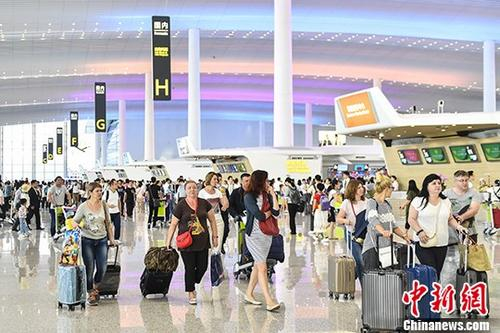 旅客在广州白云机场T2航站楼。 <a target='_blank' href='http://www.chinanews.com/'>中新社</a>记者 陈骥旻 摄