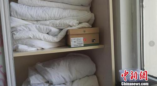 执法人员还从布草柜发现男鞋。　范丽芳 摄