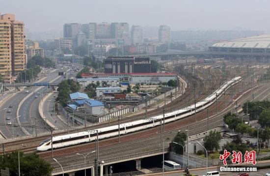 资料图：“复兴号”正式上线运营。图为“复兴号”驶出北京南站。<a target='_blank' href='http://www.chinanews.com/'>中新社</a>记者 卞正锋 摄