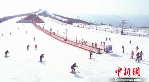 资料图：滑雪爱好者在滑雪。　史有东 摄