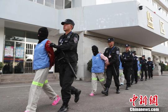 图为被抓获的涉嫌诈骗犯罪嫌疑人。　昆明市公安局供图 摄
