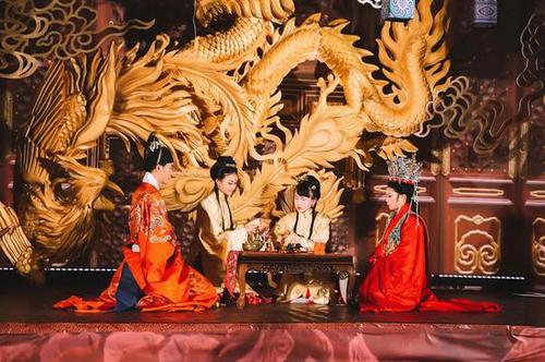 美女耗时六年筹办汉婚大礼 伴娘伴郎成宫女大臣