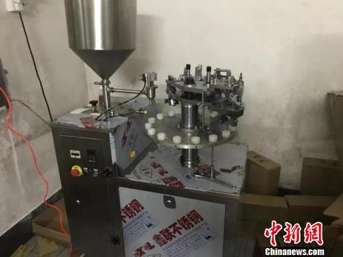 图为制假设备。台州公安 供图