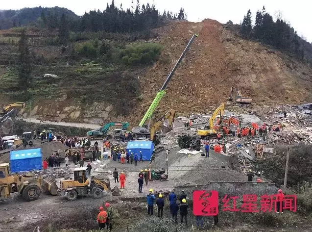 直击四川滑坡雨夜大救援：像剥洋葱一样剥离废墟