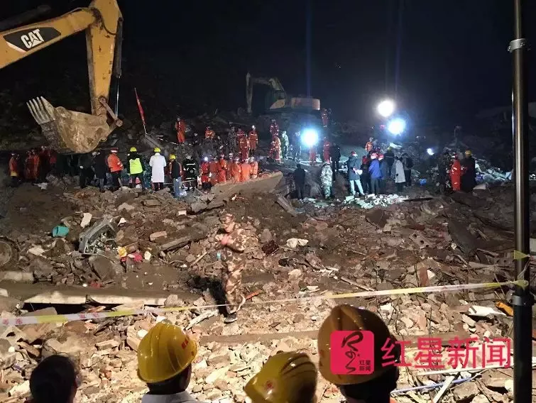 直击四川滑坡雨夜大救援：像剥洋葱一样剥离废墟