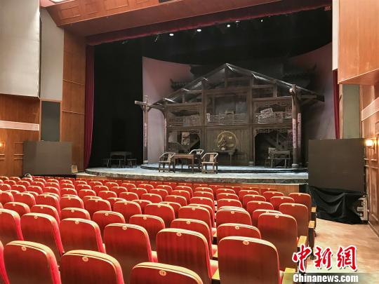 图为抗建堂内剧场优化升级完毕，设座位300余个。　钟旖 摄