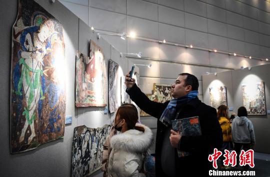 该展览由国家艺术基金支持，新疆龟兹研究院、兰州大学艺术学院、兰州大学敦煌学研究所、兰州大学校庆办联合主办。　崔琳 摄