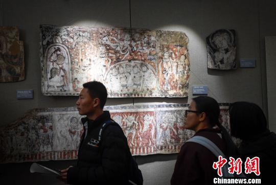 图为图为民众观展。　崔琳 摄