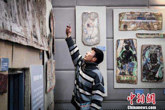 图为图为民众观展。　崔琳 摄