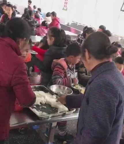 大妈抢小学生饭菜回家喂猪 校方:限制外来人员入校
