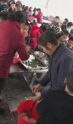 大妈抢小学生饭菜回家喂猪 校方:限制外来人员入校