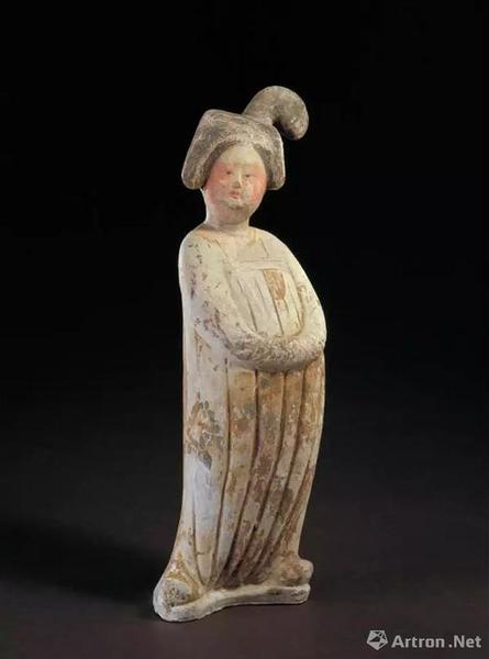 唐代堕马髻女立俑，故宫博物院藏
