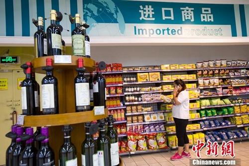 山西太原，民众在超市挑选进口商品。<a target='_blank' href='http://www.chinanews.com/'>中新社</a>记者 张云 摄