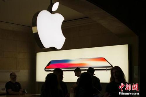 资料图：苹果店内人头攒动。 <a target='_blank' href='http://www.chinanews.com/'>中新社</a>记者 廖攀 摄