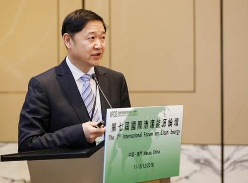 国际清洁能源论坛理事、黄河水电公司董事长谢小平在2018国际清洁能源论坛上分享了黄河水电在水光互补、生态光伏以及光伏科研方面的实践。