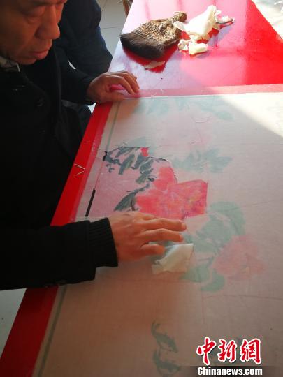 胡凌波正在工作中。　李晓伟 摄