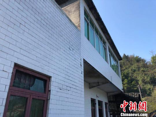 村民受损的房屋。　贺劭清 摄