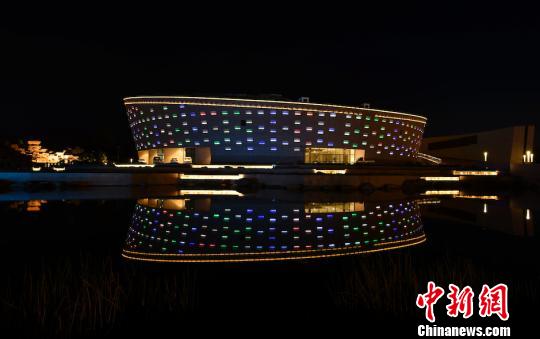 临汾博物馆造型设计理念源于4300年前“最早中国”中陶寺的古观象台，以“日月交辉”为建筑外观主体。　任丽娜 摄
