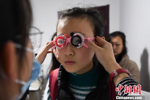 资料图：学生配眼镜。<a target='_blank' href='http://www.chinanews.com/'>中新社</a>记者 武俊杰 摄