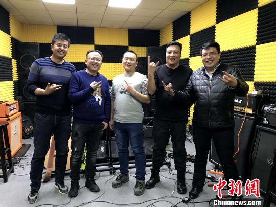 图为“无影灯”乐队成员在一起。　李隽 摄