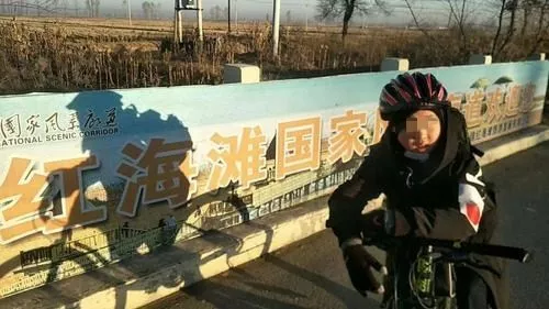 狼爸让11岁儿子顶冷风骑行150公里回家:考验他