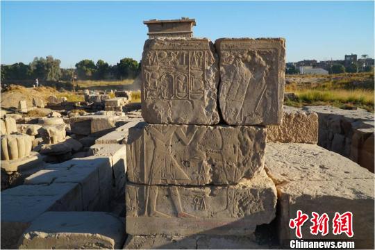埃及孟图神庙留在原位的石块，部分墙体仍保留有较完整的浮雕画面 王巍供图 摄