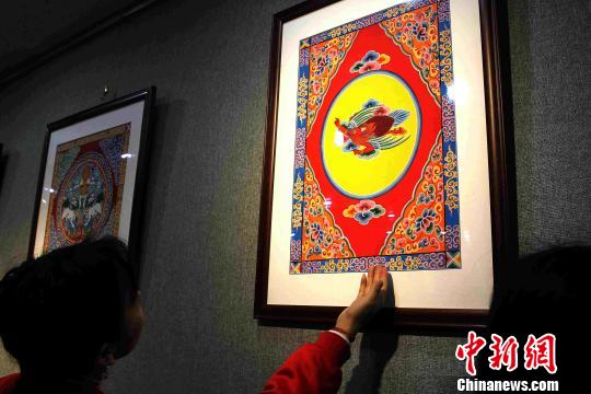 图为观众参展。　张添福 摄