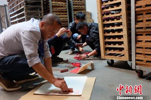 图为工作人员在现场检查。云南省市场监督管理局供图