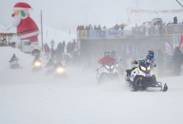 9、雪地摩托车越野挑战赛选手们角逐