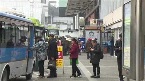 女子挤不上公交霸车门15分钟 警察罚她做作业