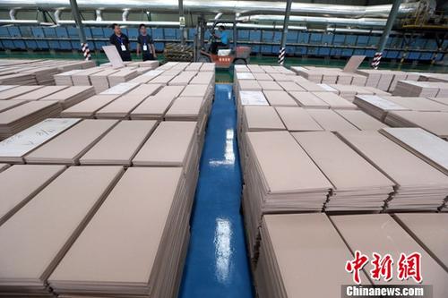 8月27日，中国国家统计局发布数据显示，2018年7月份，中国规模以上工业企业实现利润总额5151.2亿元(人民币，下同)，同比增长16.2%，增速比6月份放缓3.8个百分点。资料图为山西阳城，某陶瓷企业工作人员正在使用叉车生产作业。<a target='_blank' href='http://www.chinanews.com/'>中新社</a>记者 张云 摄