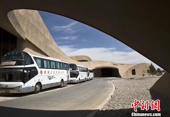 图为莫高窟数字展示中心前往洞窟的摆渡车等候区。(资料图) 孙志军 摄