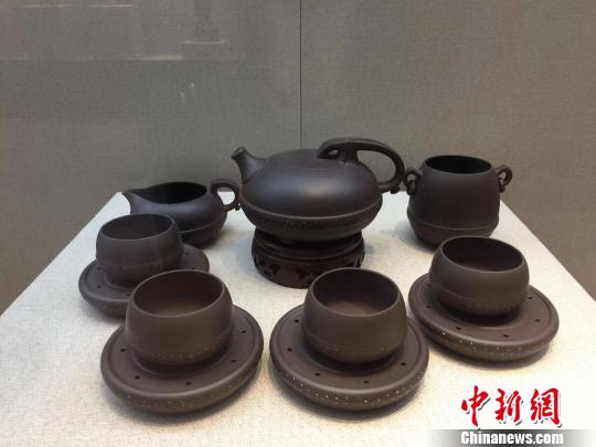 图为紫砂工艺品。　项菁 摄