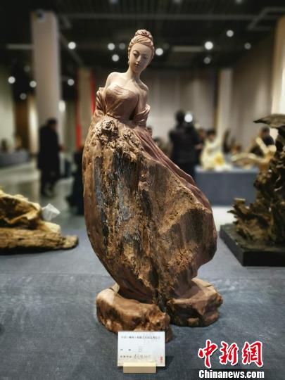 图为根雕工艺品。　葛晶 摄