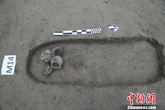 图为幼儿小型土坑墓。　钟欣 摄