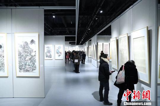参展作品都围绕“中国梦·劳动美”为主题创作 高学昌 摄