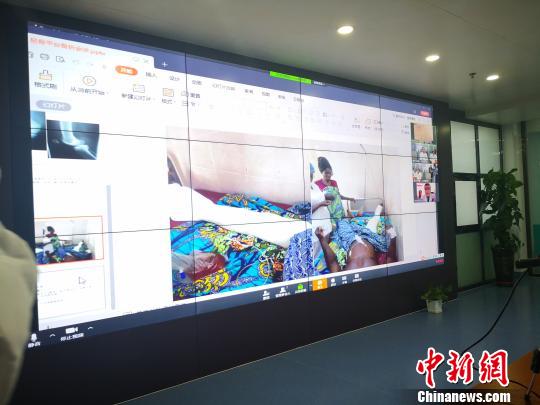援贝医疗队骨科医师马国强在讲述患者病历。　胡耀荣 摄