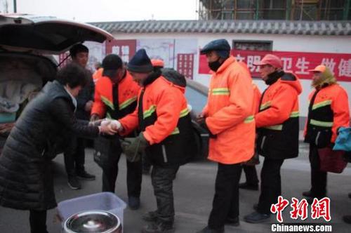 “我们为环卫工人免费发放早餐，至今已经持续6年了。”长子县环卫中心副主任杨建良说。长子县新闻中心 供图