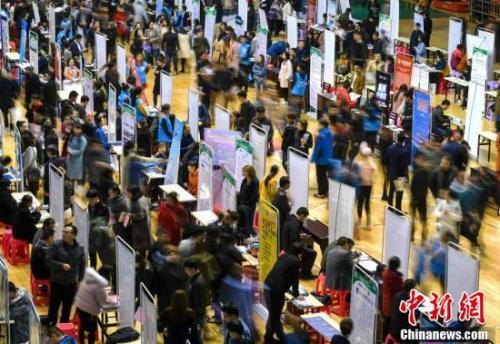 资料图：民营企业走进高校寻英才。<a target='_blank' href='http://www.chinanews.com/'>中新社</a>记者 刘新 摄