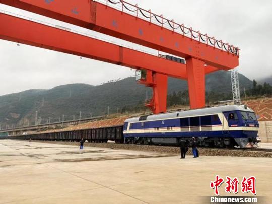 图为货物列车首次开进玉昆钢铁集团铁路专用货场。　石佳 摄