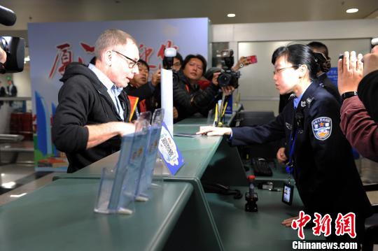 2019年，外国人144小时过境免签政策，新年首日在厦门正式落地。　供图　摄