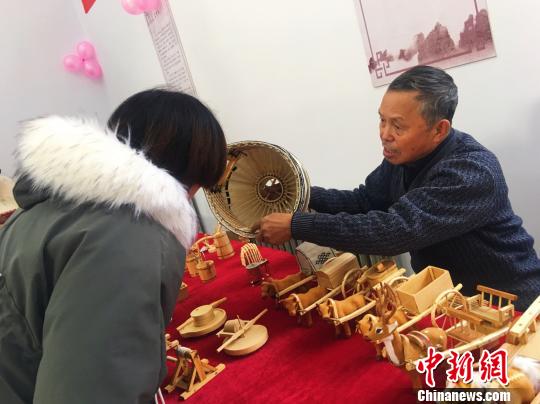 图为齐天仓为学生讲解蒙古包摆件制作技艺。　张玮 摄