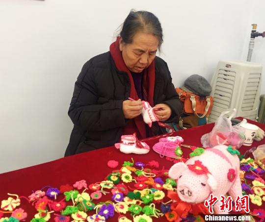 图为钩编技艺老师现场展示钩编技艺。　张玮 摄