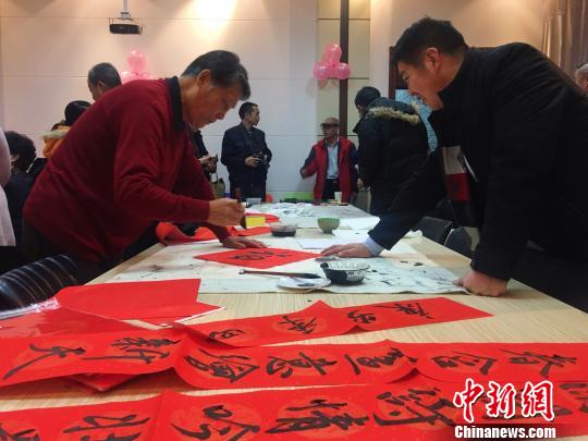 图为书法爱好者为师生写春联。　张玮 摄