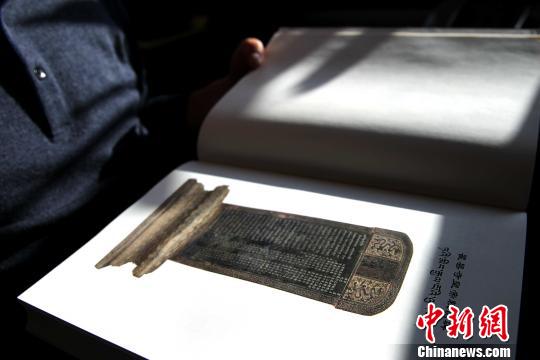 图为“小故宫”青海瞿昙寺内的皇帝敕谕碑。　张添福 摄