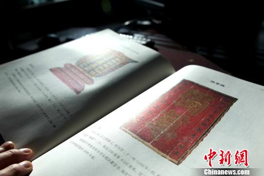图为“小故宫”青海瞿昙寺内明朝年间题有“独尊”二字的木匾。　张添福 摄